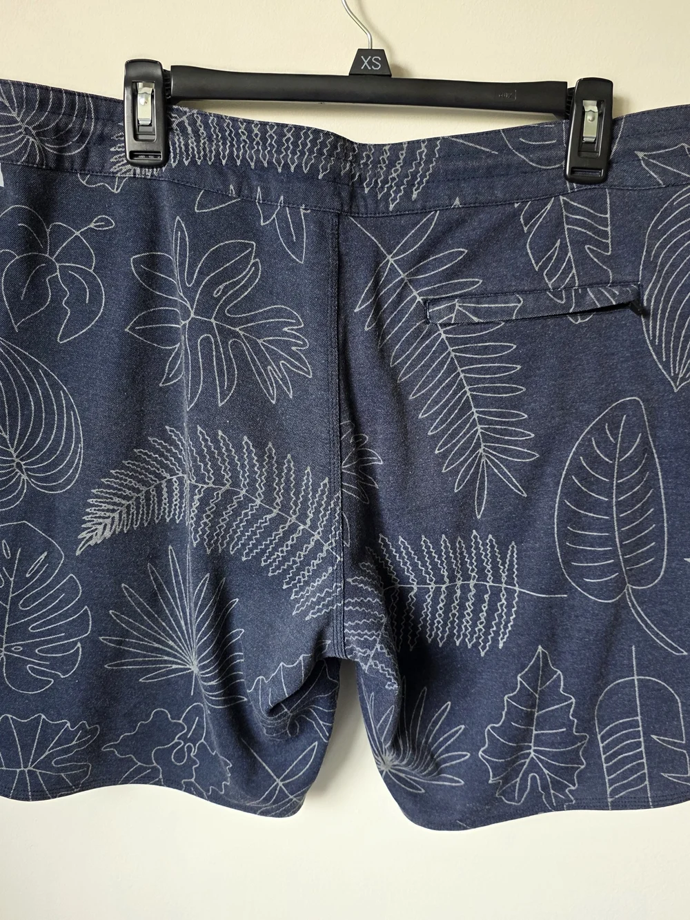 Vissla Tropical Pleasures Hybrid Boardshorts Men's L Navy Leaf Print Surf Shorts